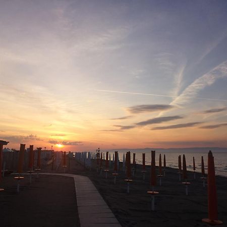 Baywatch Hotel Margherita Di Savoia Bagian luar foto