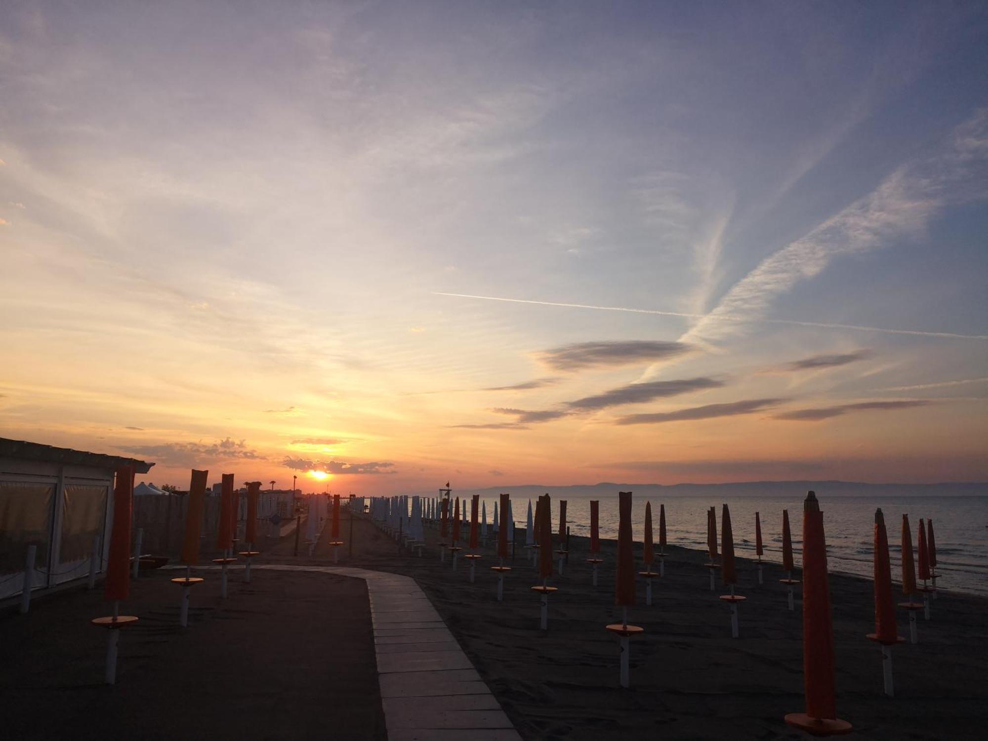 Baywatch Hotel Margherita Di Savoia Bagian luar foto